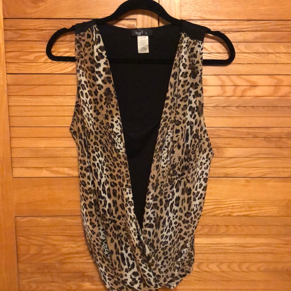 Sleeveless tank with chiffon leopard drape